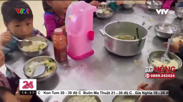 Bữa sáng không đủ theo định lượng, bữa trưa và bữa tối cũng chẳng khá hơn là bao khi mỗi mâm 11 học sinh bán trú chỉ có 1 ít giò thái nhỏ cùng một nồi canh