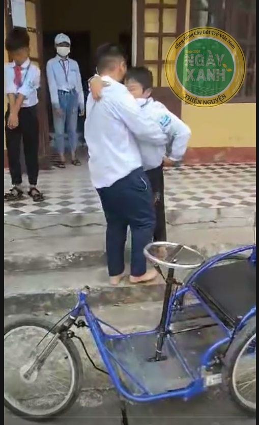 Em là Bùi Bảo Duy lớp 6D, trường THCS Minh Thuận (Vụ Bản, Nam Định). Duy bị liệt bẩm sinh do chệch cột sống lưng, ngày nhỏ phải mổ thoát vị màng não tủy