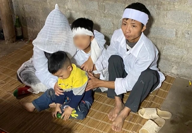 Vụ tai nạn cướp đi mạng sống của một phụ nữ ở huyện Cẩm Khê (Phú Thọ) khiến ba đứa trẻ mồ côi mẹ, chỉ biết nương tựa vào người cha tật nguyền.