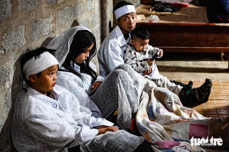 Vụ tai nạn cướp đi mạng sống của một phụ nữ ở huyện Cẩm Khê (Phú Thọ) khiến ba đứa trẻ mồ côi mẹ, chỉ biết nương tựa vào người cha tật nguyền.