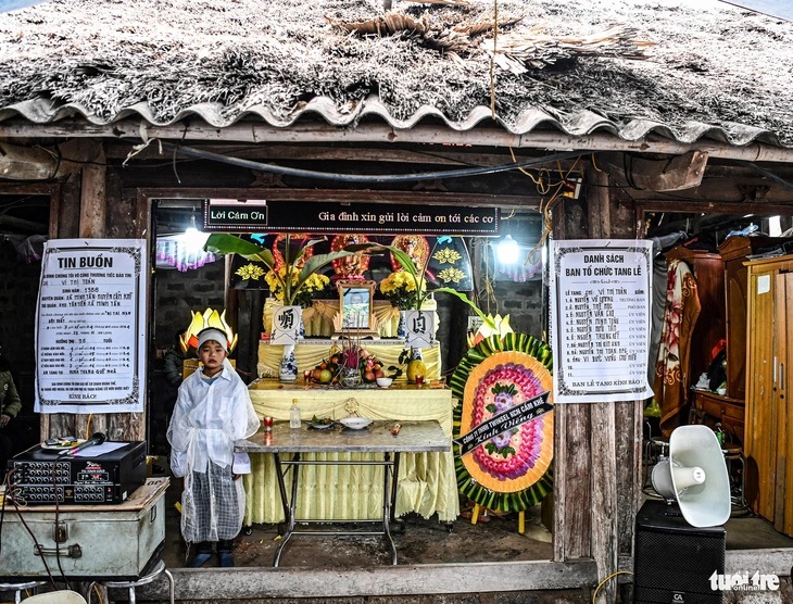 Vụ tai nạn cướp đi mạng sống của một phụ nữ ở huyện Cẩm Khê (Phú Thọ) khiến ba đứa trẻ mồ côi mẹ, chỉ biết nương tựa vào người cha tật nguyền.