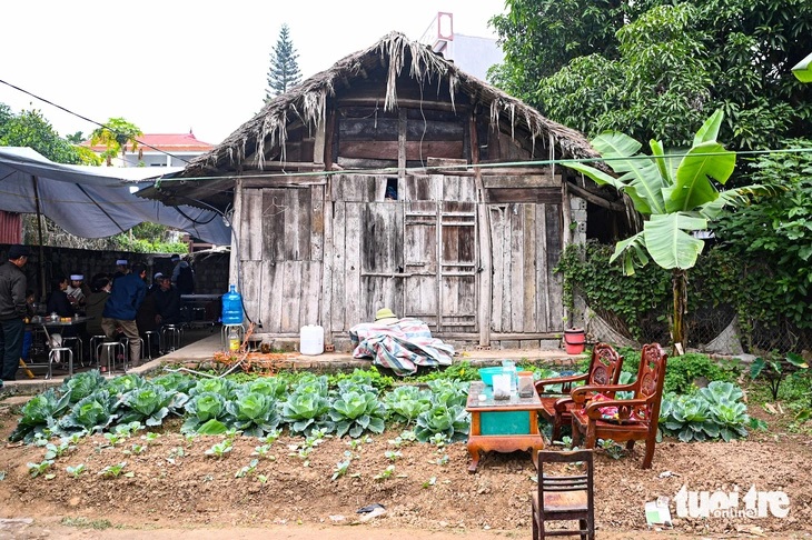Vụ tai nạn cướp đi mạng sống của một phụ nữ ở huyện Cẩm Khê (Phú Thọ) khiến ba đứa trẻ mồ côi mẹ, chỉ biết nương tựa vào người cha tật nguyền.