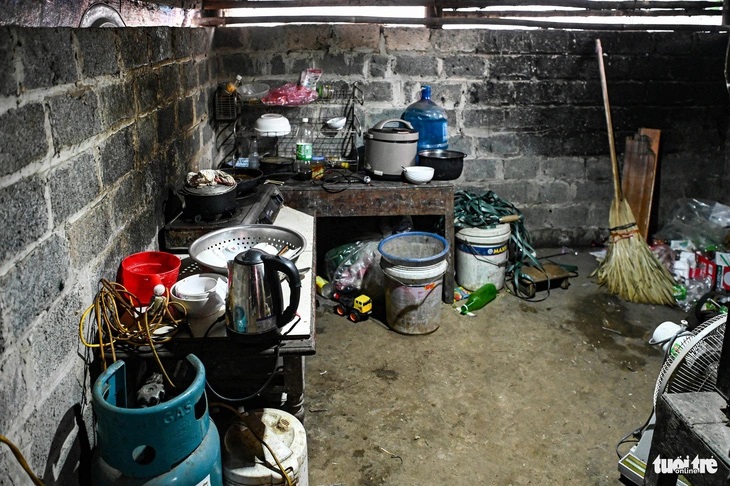 Vụ tai nạn cướp đi mạng sống của một phụ nữ ở huyện Cẩm Khê (Phú Thọ) khiến ba đứa trẻ mồ côi mẹ, chỉ biết nương tựa vào người cha tật nguyền.