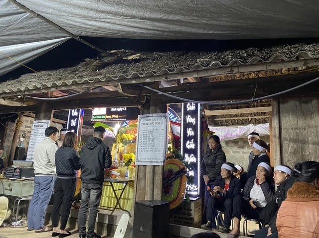Vụ tai nạn cướp đi mạng sống của một phụ nữ ở huyện Cẩm Khê (Phú Thọ) khiến ba đứa trẻ mồ côi mẹ, chỉ biết nương tựa vào người cha tật nguyền.