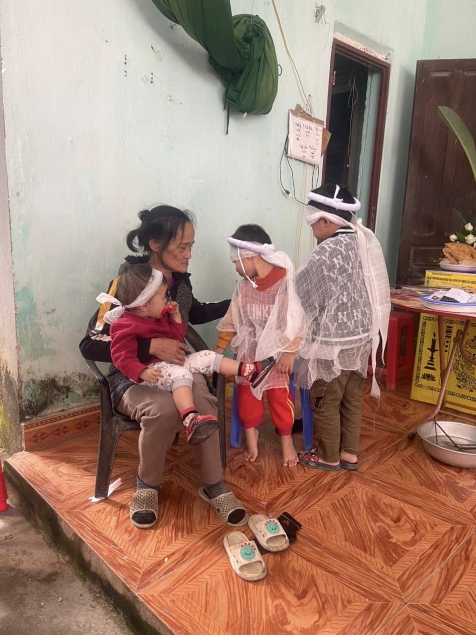 Một gia đình thật đáng thương. Ngày hôm qua vẫn còn bố nhưng hôm nay 3 cháu nhỏ đã mồ côi bố rồi tại phố Tân Thọ, phường Đông Tân Thành phố Thanh Hóa đang cần lắm sự chia sẻ giúp đỡ từ những tấm lòng hảo tâm.