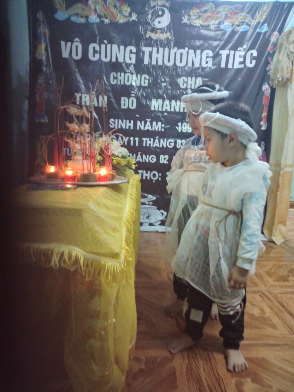 Một gia đình thật đáng thương. Ngày hôm qua vẫn còn bố nhưng hôm nay 3 cháu nhỏ đã mồ côi bố rồi tại phố Tân Thọ, phường Đông Tân Thành phố Thanh Hóa đang cần lắm sự chia sẻ giúp đỡ từ những tấm lòng hảo tâm.