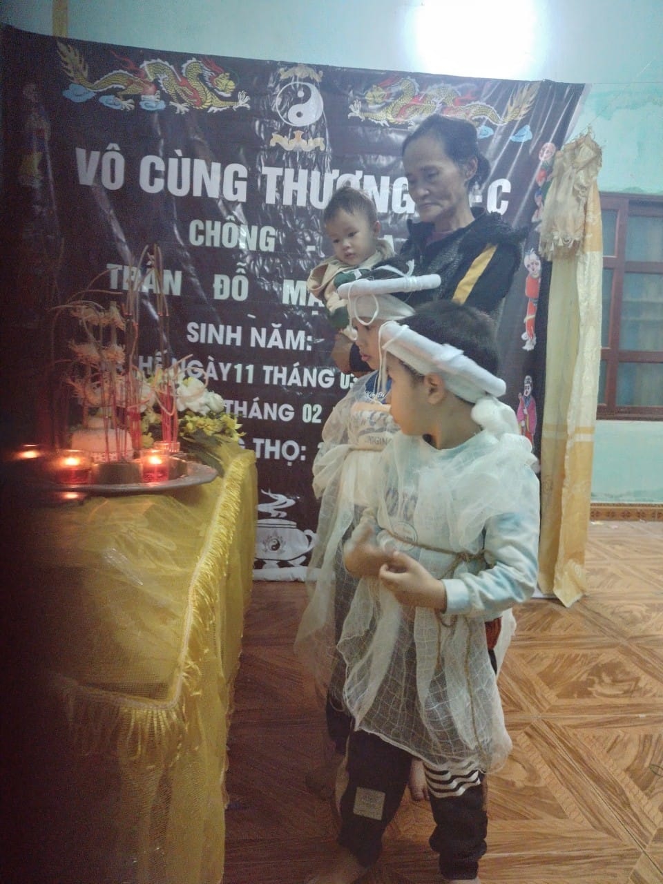 Một gia đình thật đáng thương. Ngày hôm qua vẫn còn bố nhưng hôm nay 3 cháu nhỏ đã mồ côi bố rồi tại phố Tân Thọ, phường Đông Tân Thành phố Thanh Hóa đang cần lắm sự chia sẻ giúp đỡ từ những tấm lòng hảo tâm.