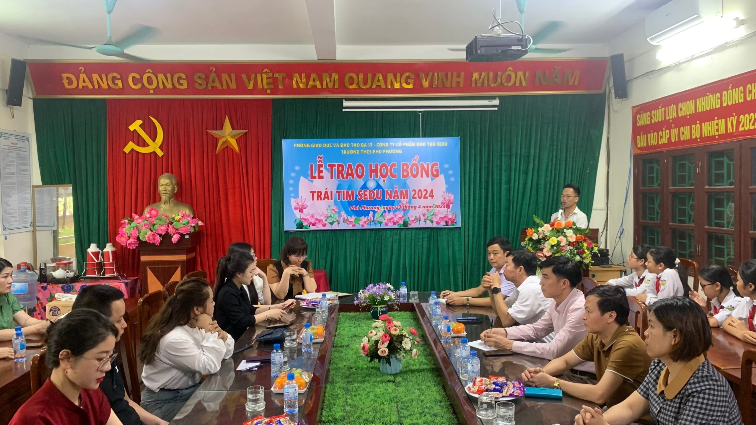 Công ty Cổ phần Đào tạo Sedu đã phối hợp với Phòng Giáo dục & Đào tạo huyện Ba Vì (Hà Nội) tổ chức trao quà và học bổng cho các em học sinh trường THCS Phú Phương.