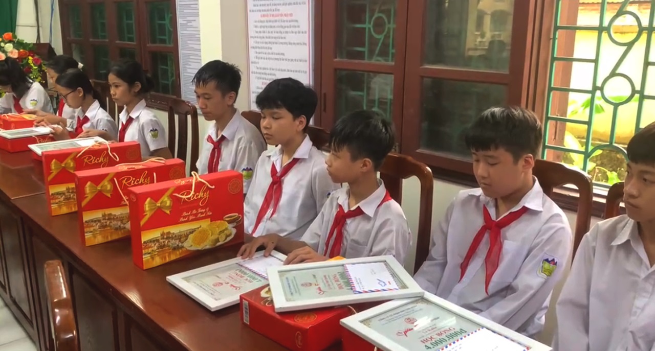 Công ty Cổ phần Đào tạo Sedu đã phối hợp với Phòng Giáo dục & Đào tạo huyện Ba Vì (Hà Nội) tổ chức trao quà và học bổng cho các em học sinh trường THCS Phú Phương.