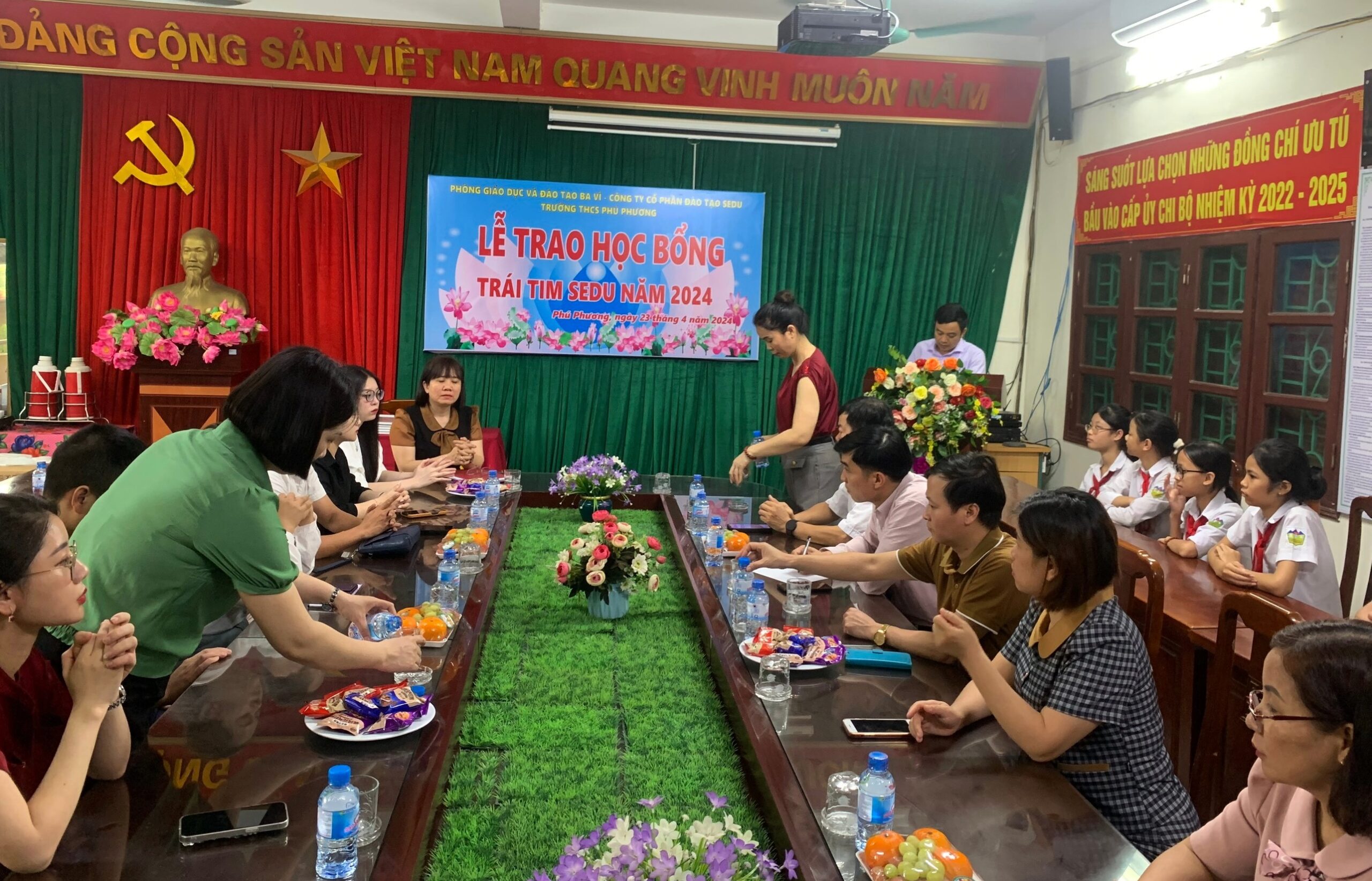 Công ty Cổ phần Đào tạo Sedu đã phối hợp với Phòng Giáo dục & Đào tạo huyện Ba Vì (Hà Nội) tổ chức trao quà và học bổng cho các em học sinh trường THCS Phú Phương.