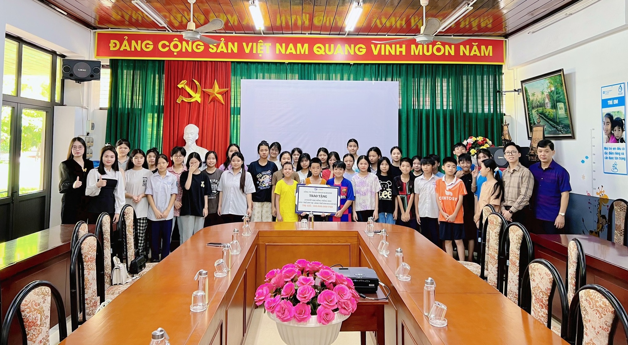 VINGO Academy thuộc Công ty TNHH VINGO đã có buổi thăm và trao tặng quà, học bổng cho các em nhỏ tại Làng trẻ em SOS Hà Nội với tổng giá trị lên tới 100.000.000đ.