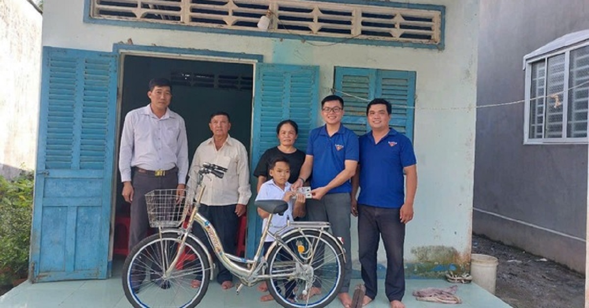 5 năm qua, Bí thư Đoàn Hậu Giang Dương Văn Minh luôn miệt mài cống hiến sức trẻ để giúp người khốn khó vượt qua nghịch cảnh
