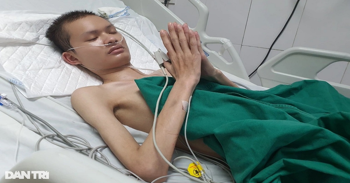 Nghẹn ngào cảnh chàng trai nằm viện chắp tay khẩn cầu "xin được cứu sống" chàng trai Nguyễn Công Định (SN 2001, trú tại Trực Mỹ, Trực Ninh, Nam Định)