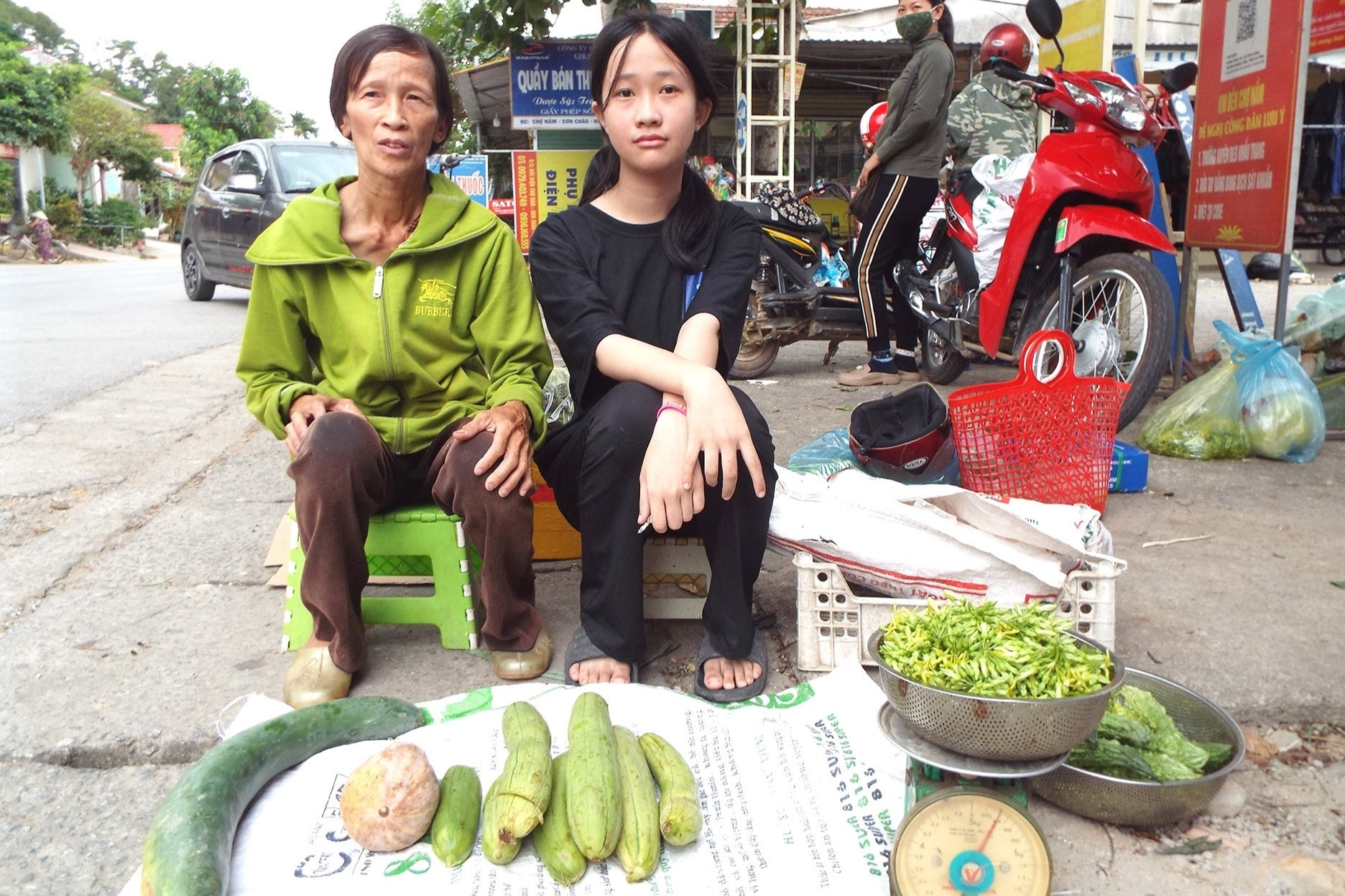 Em Nguyễn Thị Ngọc Thúy (SN 2009) trúng tuyển trường chuyên nhưng hoàn cảnh khó khăn, nhà nghèo mẹ khóc nức nở