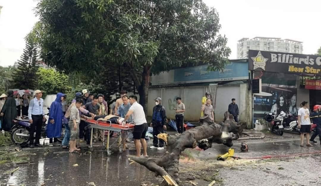Phóng viên Hoàng Sỹ Long bị cây xanh đổ vào người rơi vào hoàn cảnh khó khăn với nguy cơ cao liệt nửa người dưới và tứ chi.