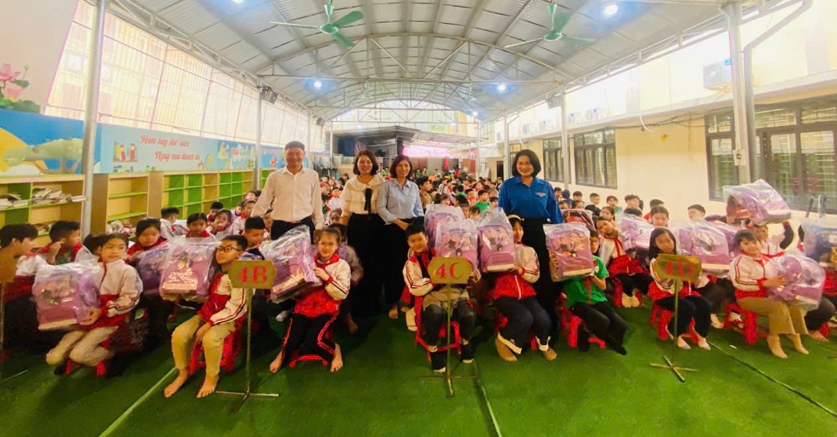 Tập thể cán bộ, giáo viên, phụ huynh và học sinh Trường Tiểu học Minh Hoà đã tổ chức chương trình quyên góp, ủng hộ đồng bào và các trường học chịu ảnh hưởng nặng nề bởi lũ lụ